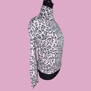 🩷 CYNTHIA ROWLEY! GORGEOUS LIGHT PINK ANIMAL PRINT SWEATER 🩷 DESIGNER!!